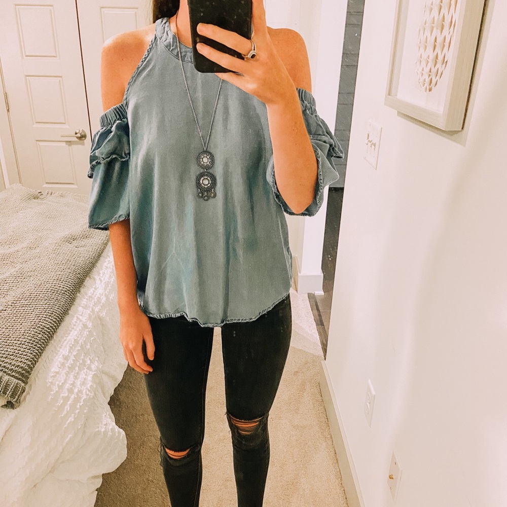 Francesca’s Top with Necklace!!
